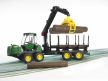 Bruder John Deere 1210E lesnícky nakladač s prívesom - KP HRAČKA