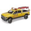 Bruder RAM 2500 Power Wagon pobrežná hliadka, s figúrkou a paddleboardom, so svetelným a zvukovým modulom (02506)