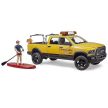Bruder RAM 2500 Power Wagon pobrežná hliadka, s figúrkou a paddleboardom, so svetelným a zvukovým modulom (02506)