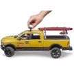 Bruder RAM 2500 Power Wagon pobrežná hliadka, s figúrkou a paddleboardom, so svetelným a zvukovým modulom (02506)