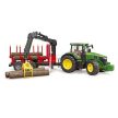 Bruder John Deere 7R 350 traktor s lesnickým přívěsem a 4 kmeny - KP HRAČKA