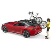 Bruder Roadster so závodným bicyklom a cyklistom (03485)