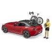 Bruder Roadster so závodným bicyklom a cyklistom (03485)