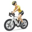 Bruder Roadster so závodným bicyklom a cyklistom (03485)