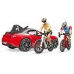 Bruder Roadster so závodným bicyklom a cyklistom (03485)